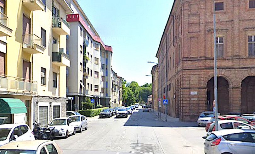 Danneggia due autovetture e si dà alla fuga. Individuato e denunciato dalla Polizia Locale